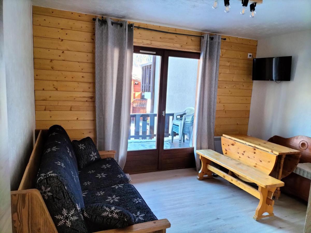 Meuble Avec Vue Sur Les Montagnes Et Piscine L'ete