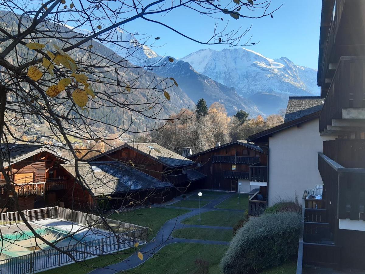 Meuble Avec Vue Sur Les Montagnes Et Piscine L'ete *